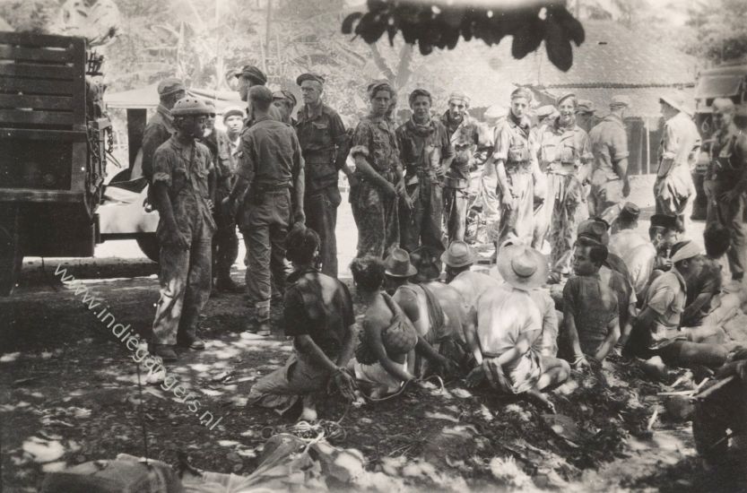 1 tni gevangenen tijens de politionele actie juli augustus parachutist helm