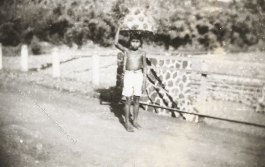 10 inlandse jongen met mand op hoofd