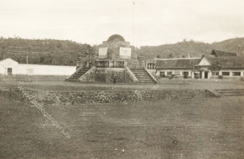 12 plein met monument tempel 