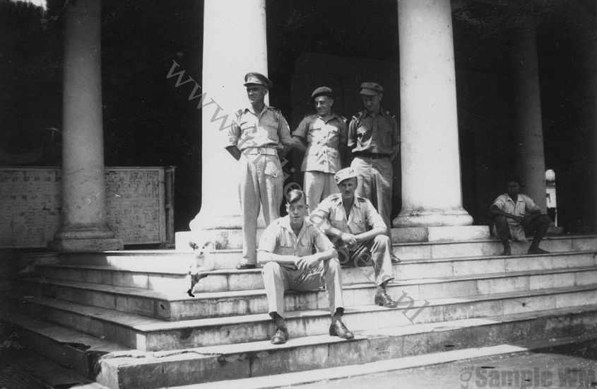 109 Banjoemas maart 1948 Veranda tevens slaaproom peletons hond