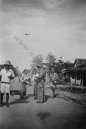 64 kl Te velde 1946 47 Controle op de weg