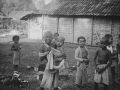 83 Genday Tambak achter de keuken Indonesische kinderen