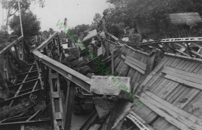 336 Modjoagoen 12 2 1949 De doorgezakte brug met truck en tank eronder