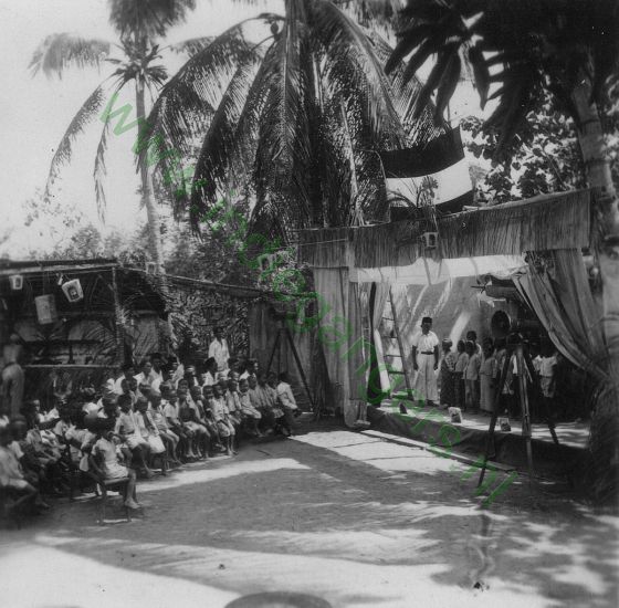 387 50 jaar jubileum de weg Soerabaja Modjokerto Schoolkinderen zingen voor ons 31 aug 1948
