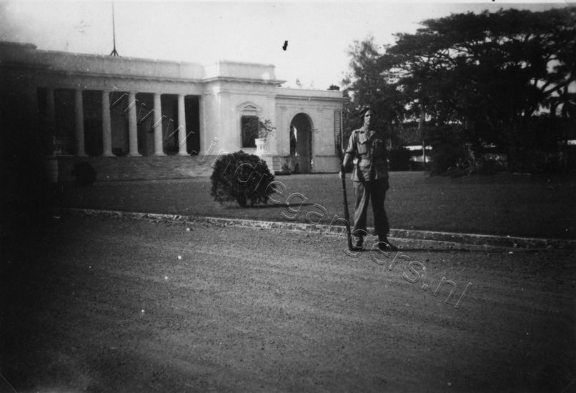 1 81 Een wachtpost voor het Paleis