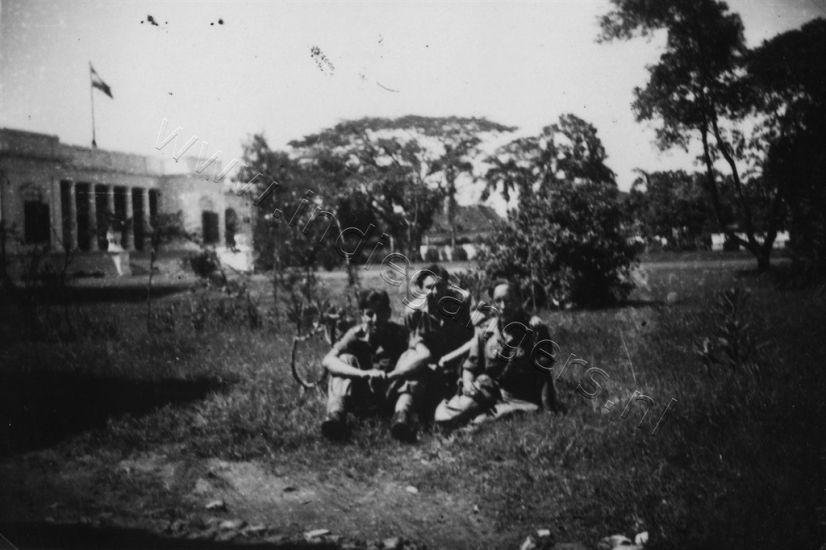 1 86 De vermoeide wacht voor het paleis in het gras