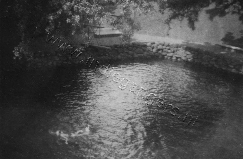 4 53 maart 1950 Het zwembad BanjoeBiroe  Blauw water 