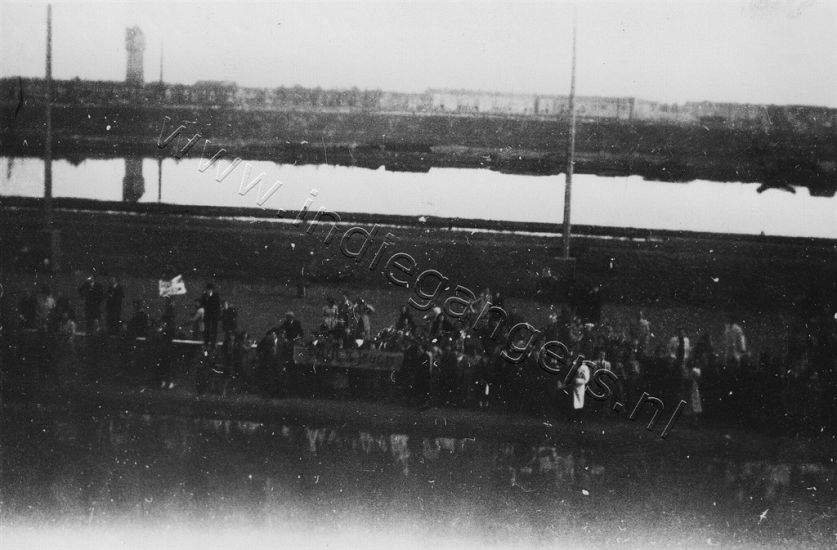 4 137 IJmuiden 31 4 50 Henk en Henk met hun spandoek   Doek voor Paul Re jongen niet aan boord