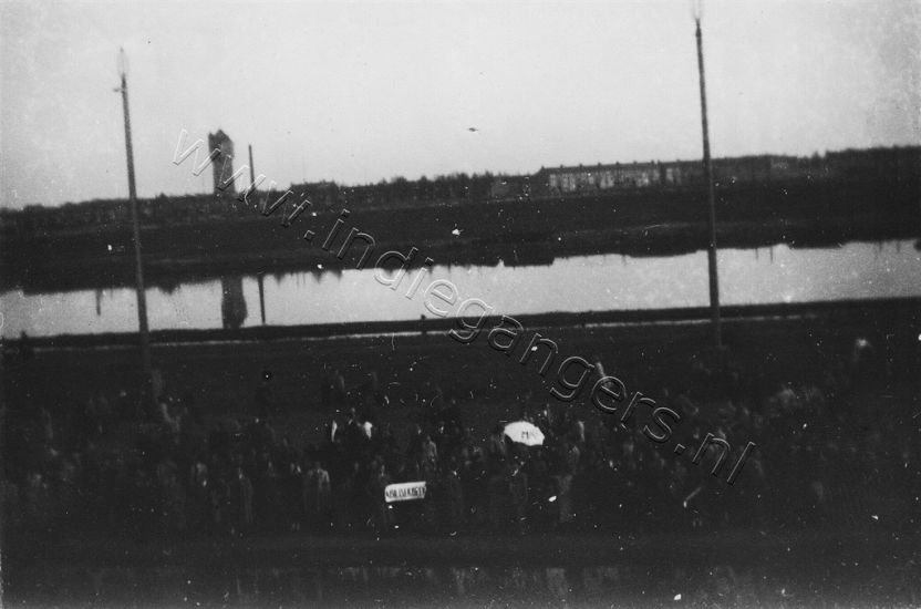 4 139 IJmuiden 31 4 50 Henk en Henk met hun spandoek