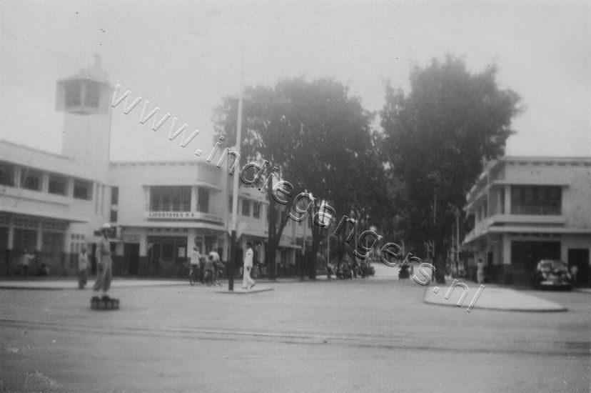 4 65 Malang jan 1950 Kruispunt bij de AMVJ gebouw