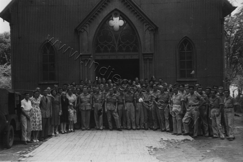 4 162 1e kerstdag 1949 Voor de Protestanse kerk te Probolingo