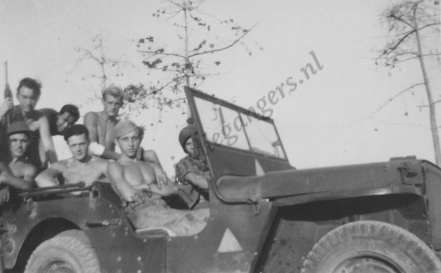 28 jongens in de jeep