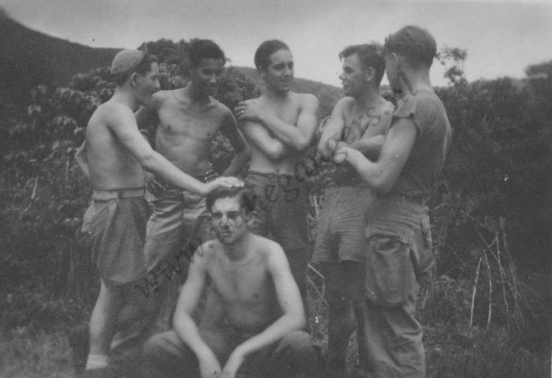 6 groepsfoto in natuur hand op hoofd