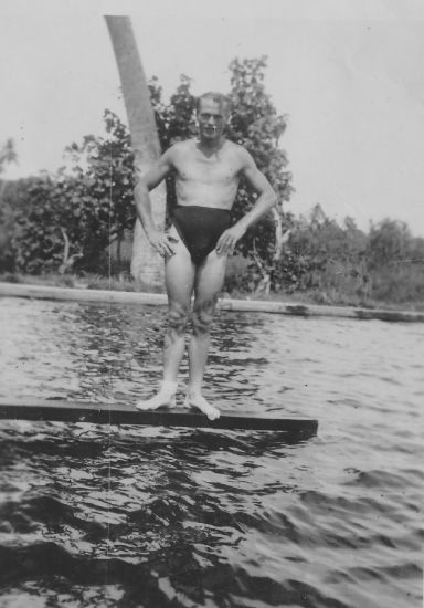 12 op de springplank bij het zwembad