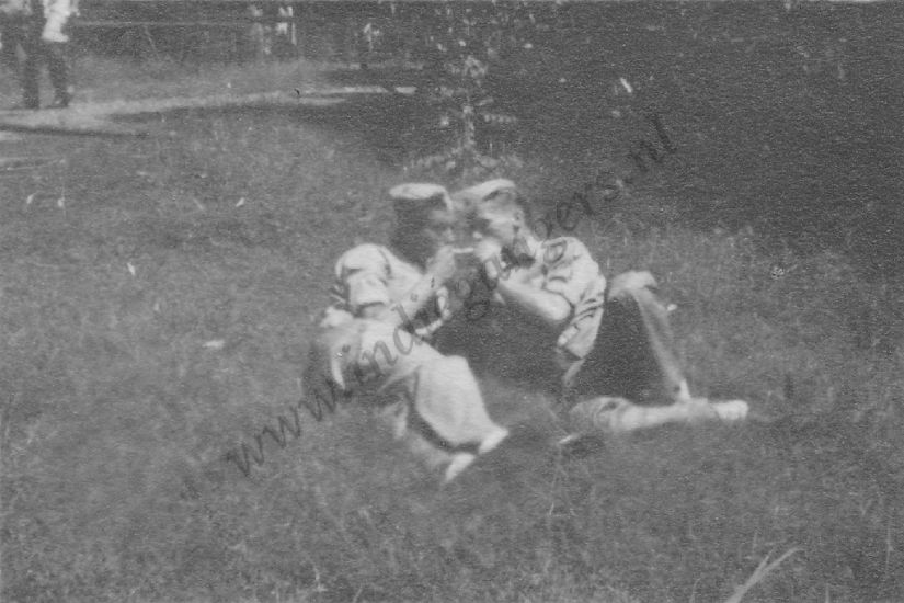 41 met zn tweeen op het gras