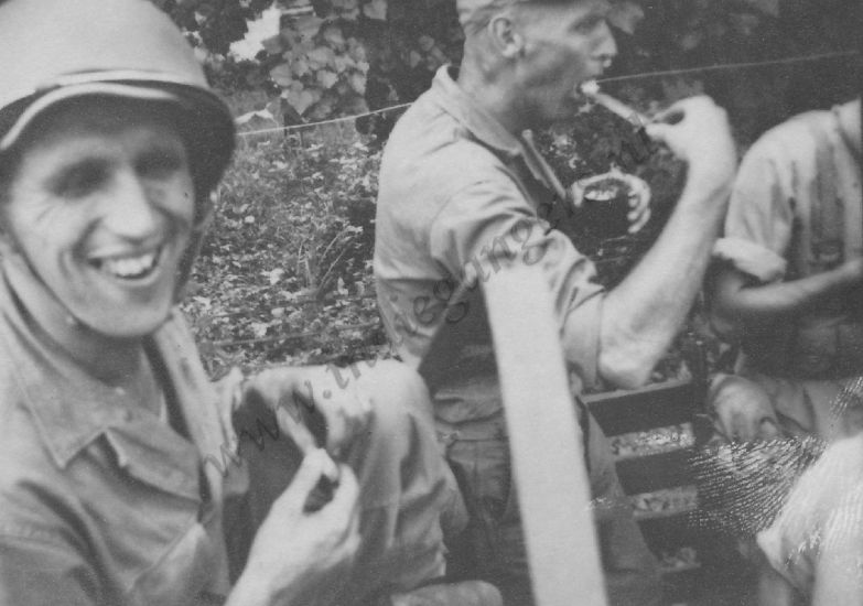 51 manschappen eten uit blik