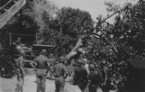 52 aankomst mariniers bulldozer weg vrij maken