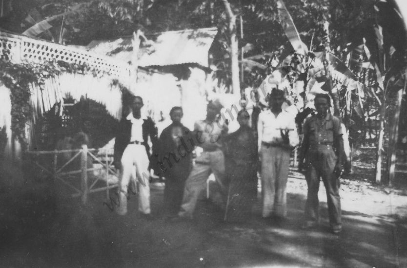 65 groepsfoto kampong