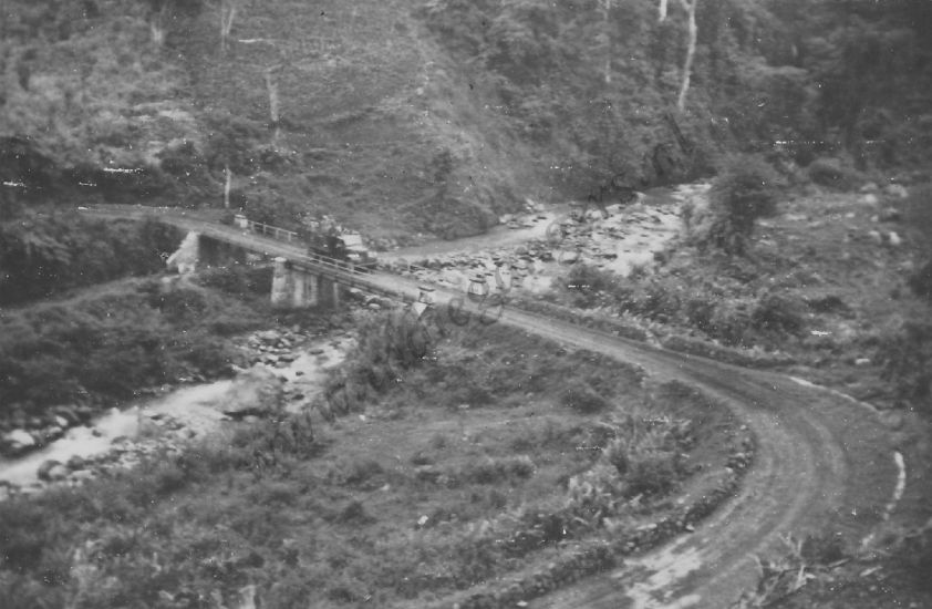 13 truck met manschappen over brug