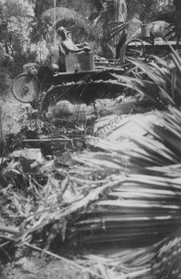 37 Soekodono op de bulldozer nov 1946