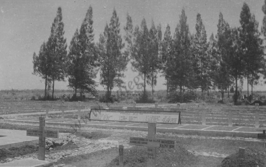 51 massagraf van de oorlogsslachtoffers HR MS Tromp Soerabaja   op de vg graf Van Belzen Piet Hein