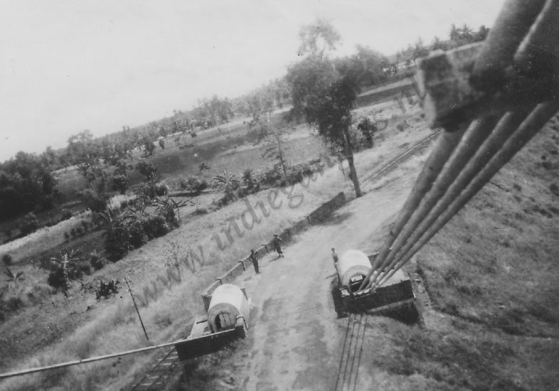 61 foto van boven van de brug genomen   Oost java Pasirian 20 januari 1948