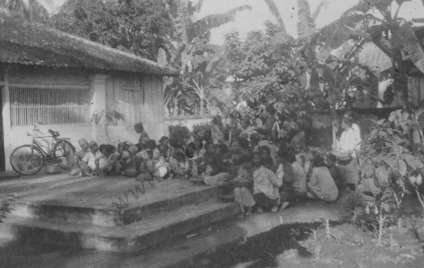 70 rijstuitdeling Poeges van de VDMB october 1947 