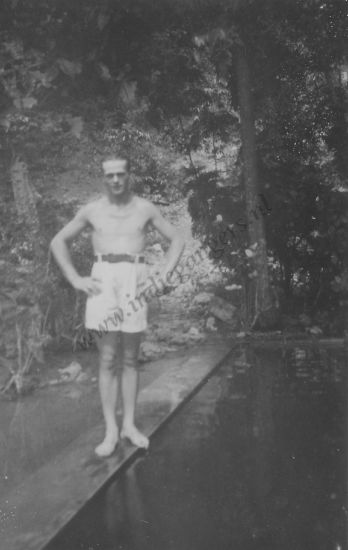 71 Bij het zwembad Poegoer oct 1947