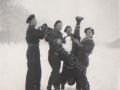 127 1947  Londen Aldershot  voor vertrek in de sneeuw  als kinderen spelen zijn ze zoet