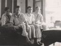125 1948  6 juni Padang  Ton Dik  links . Dit zijn 4 jongens  1.8.RI PAW  die in het M hospitaal liggen