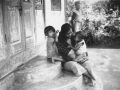 a6 Indonesische vrouw met kinderen