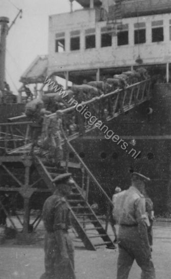 30 Ontscheping via loopplank 13 nov 1946