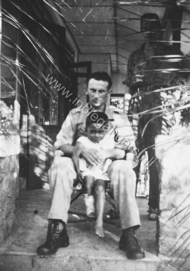 47 met inlands kind op schoot met verband om been