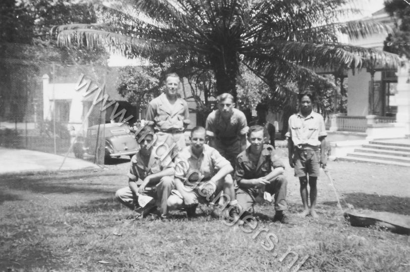 114 Onder de palmen in Bandoeng 7 april 1947