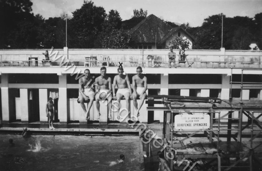117 In het zwembad te Bandoeng 7 april 1947