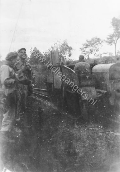 14 brencarrier over de rails