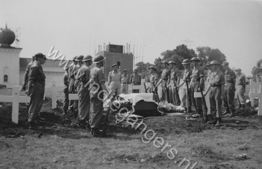 41 het zakken van de kist in het graf
