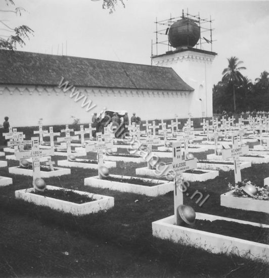 44 Ereveld Menteng Poeloe  W Alesoe   G de Zoeten   J Leeuw