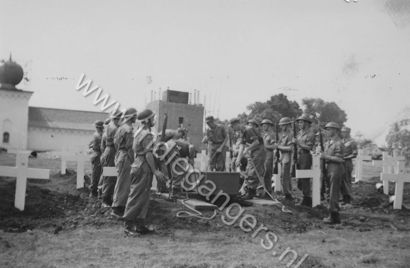 44 het neerlaten van de kist