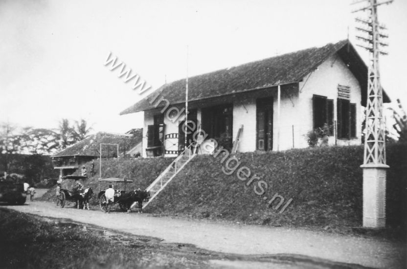 l 38 huis met trap naar deur