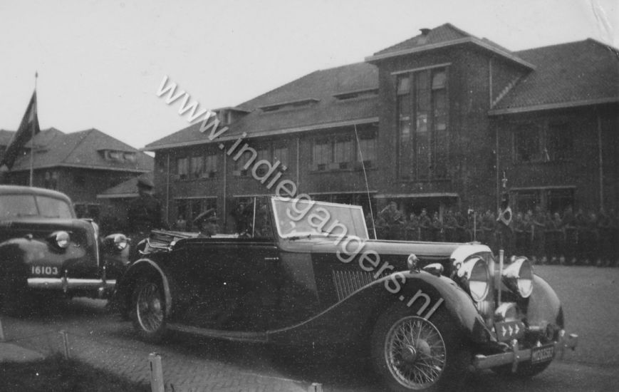 l 3 aankomst officier per luxe wagen bij kazerne