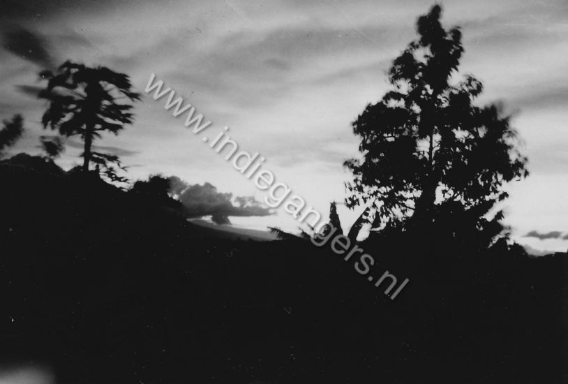 l 101 zonsondergang te Tjipajoeng