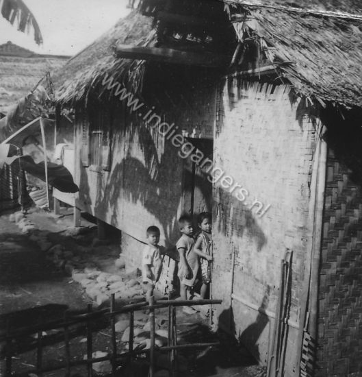 l 110 kinderen bij de kamponghuis