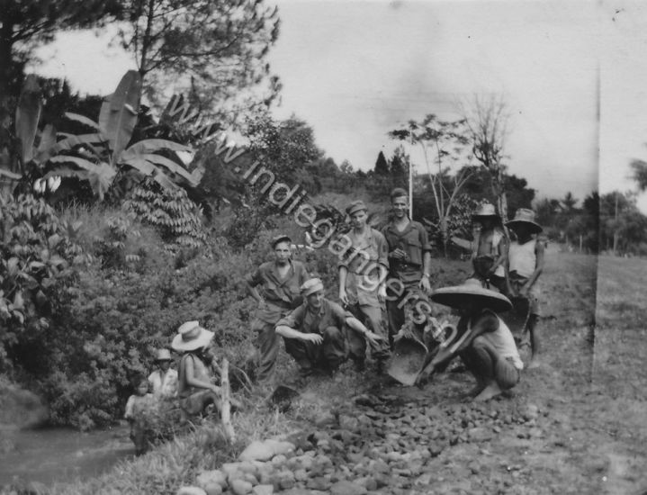 l 114 koelies bezig met de weg verbeteren
