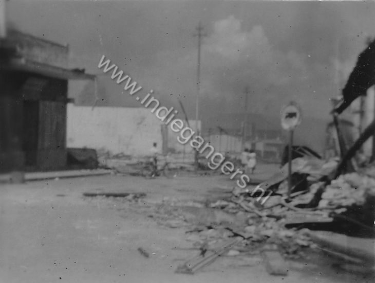 l 115 kapot geschoten staart met wandelaars en fietser
