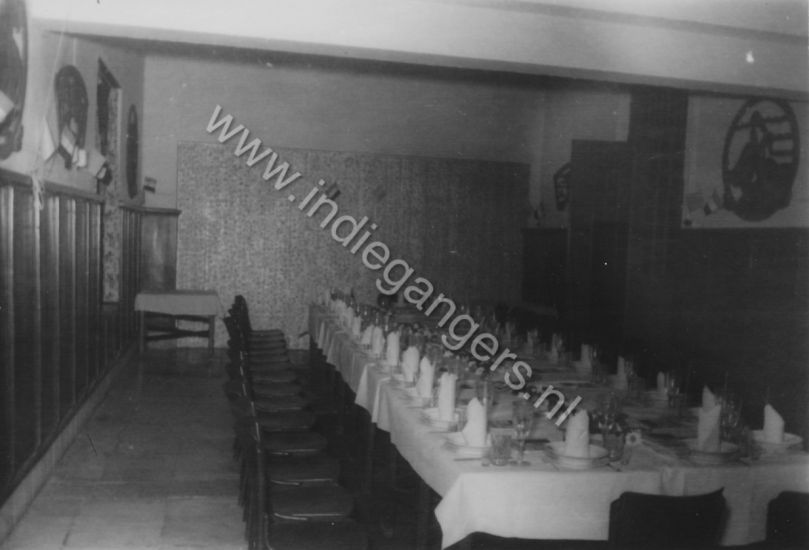 l 45 feest tafel leeg