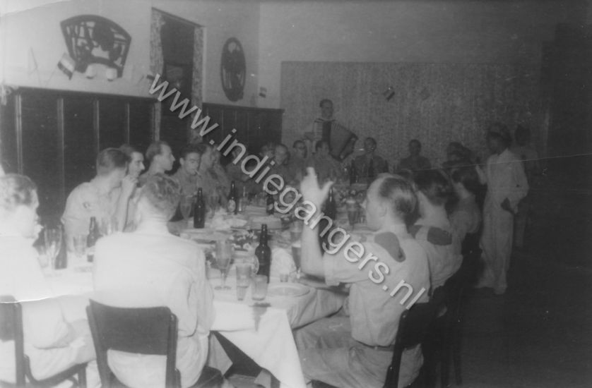 l 46 feest tafel vol