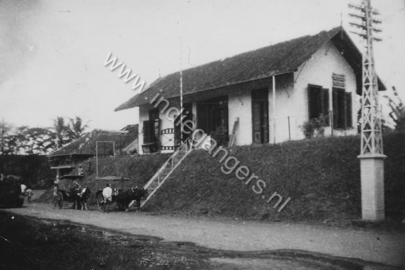 l 60 huis met trap naar deur