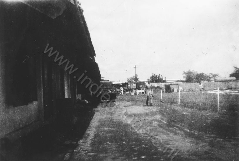 4 onverharde weg met militair