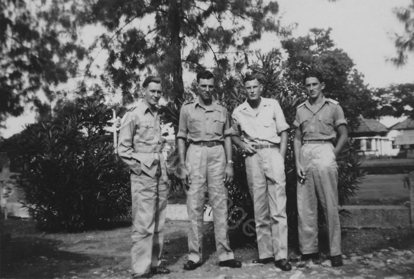 96 Zondag 30 1 1949 voor het huis